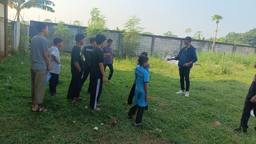 Sekelompok siswa sedang mengikuti kegiatan ekstrakurikuler panahan di lingkungan SMP-SMA Al-Qur’an Wahdah Islamiyah Cibinong