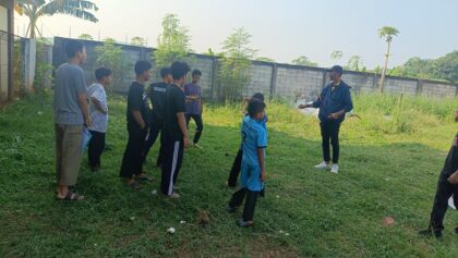 Sekelompok siswa sedang mengikuti kegiatan ekstrakurikuler panahan di lingkungan SMP-SMA Al-Qur’an Wahdah Islamiyah Cibinong