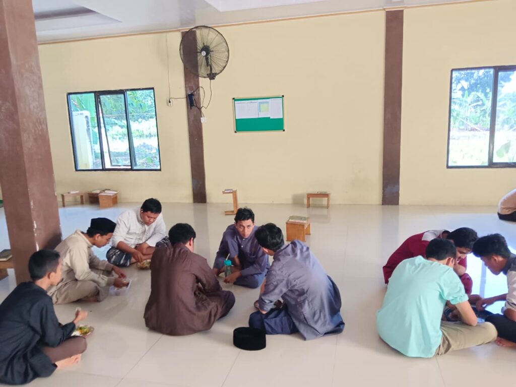 Santri SMP-SMA Al Qur’an Wahdah Islamiyah Kabupaten Bogor menikmati hidangan bersama dalam suasana kebersamaan pada kegiatan “Jumat Berkah”.