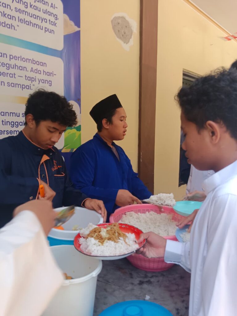 Santri SMP-SMA Al Qur’an Wahdah Islamiyah Kabupaten Bogor ikut serta dalam pembagian makanan pada kegiatan “Jumat Berkah” yang diinisiasi oleh Muslimah Wahdah Islamiyah Kab. Bogor.