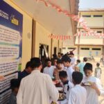 Santri SMP-SMA Al Qur’an Wahdah Islamiyah Kabupaten Bogor berbaris untuk menerima makanan dalam kegiatan “Jumat Berkah” perdana yang diselenggarakan oleh Muslimah Wahdah Islamiyah Kab. Bogor.