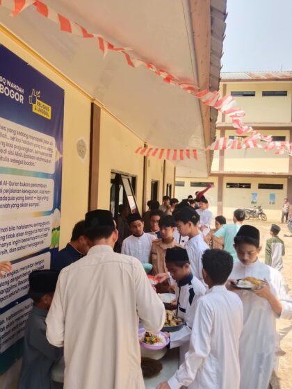 Santri SMP-SMA Al Qur’an Wahdah Islamiyah Kabupaten Bogor berbaris untuk menerima makanan dalam kegiatan “Jumat Berkah” perdana yang diselenggarakan oleh Muslimah Wahdah Islamiyah Kab. Bogor.